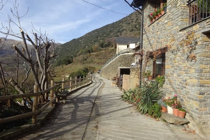 un edifici de pedra a la ladera de la montagna