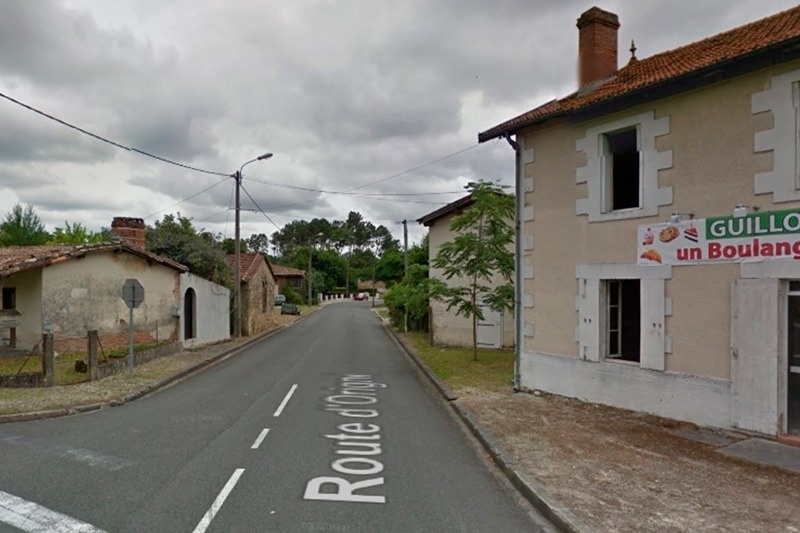 a building with a sign that says ' guille un boulang ' on it