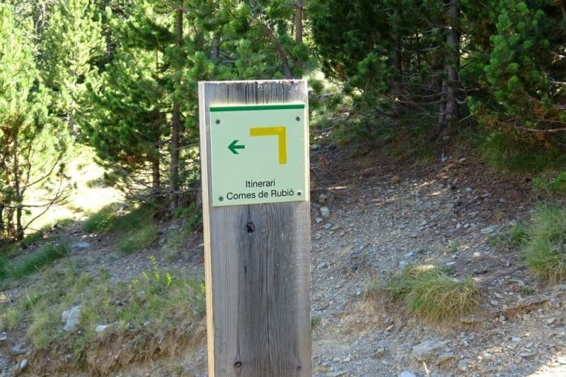 un cartell de l' itinerari de comes de rubió