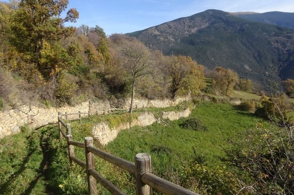 un recinte de fusta a la ladera d' una montagna