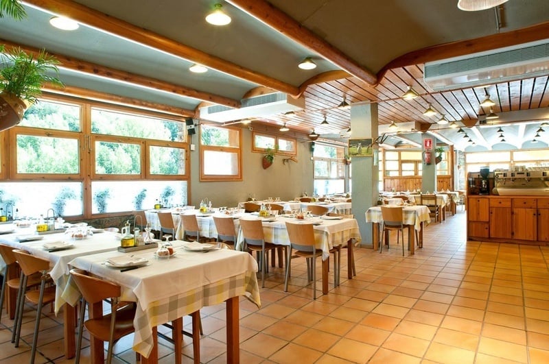 un restaurante con muchas mesas y sillas
