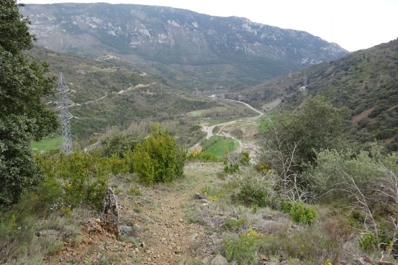 una carretera a través d' un paisatge de montagnes