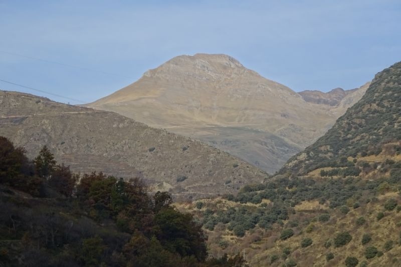 una gran montagna coberta d' arbres i rocas