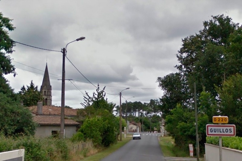 a street with a sign that says guilles on it