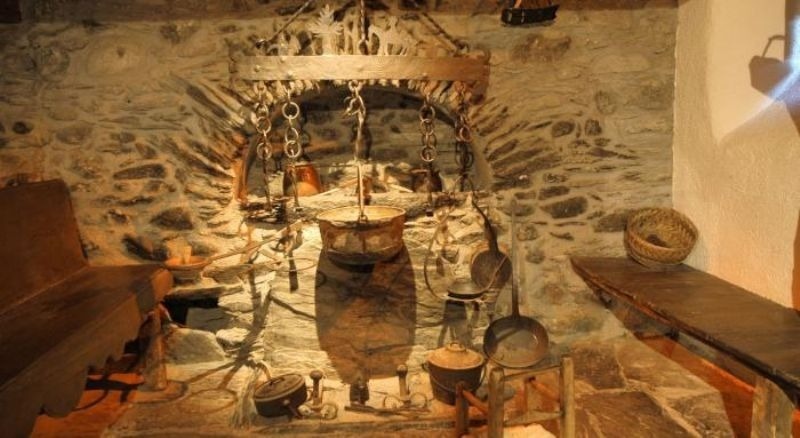 una cuina de pedra amb molts utensilis de cuina