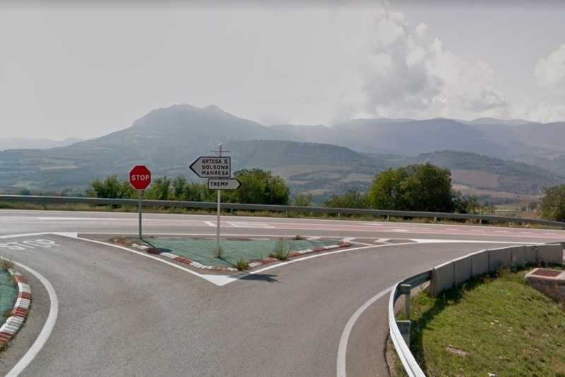 una señal de stop está en la esquina de una carretera