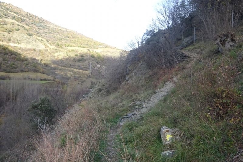 un camí de roca a la ladera d' una montagna