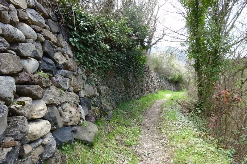 un camí que s'envolta en un recinte de roca