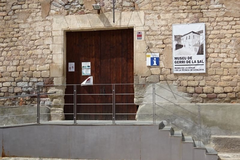 una puerta de madera con un cartel que dice museu de gerri de la sal