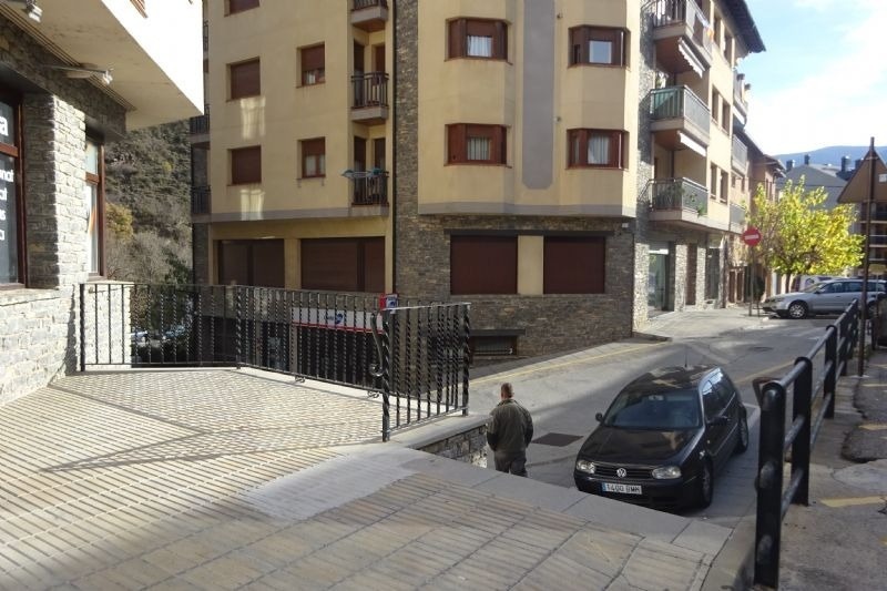 un volkswagen passat per davant d' un edifici