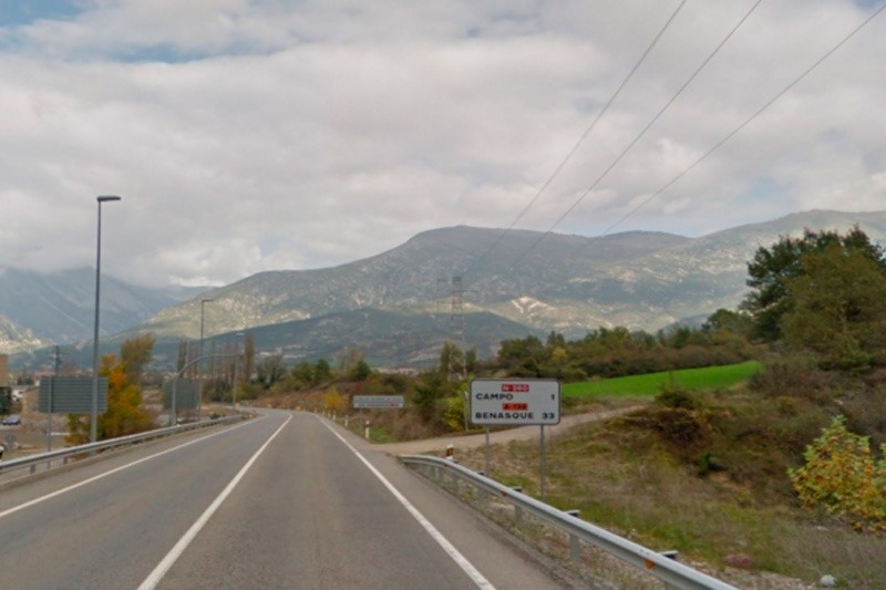 une route avec un panneau indiquant campo et benasque
