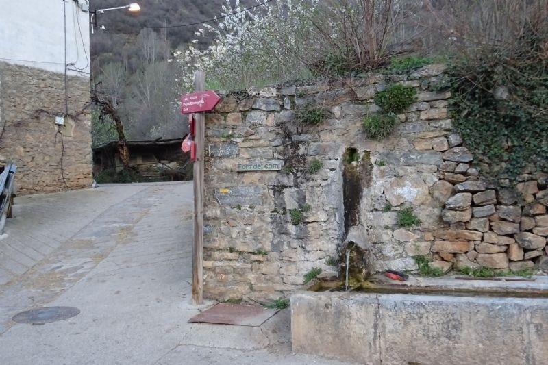 a stone wall with a sign on it that says puerta de cobre