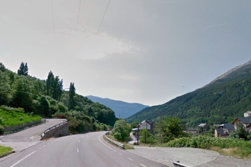 une route sinueuse avec des montagnes en arrière-plan