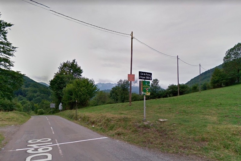 une route avec le numéro d618 au milieu