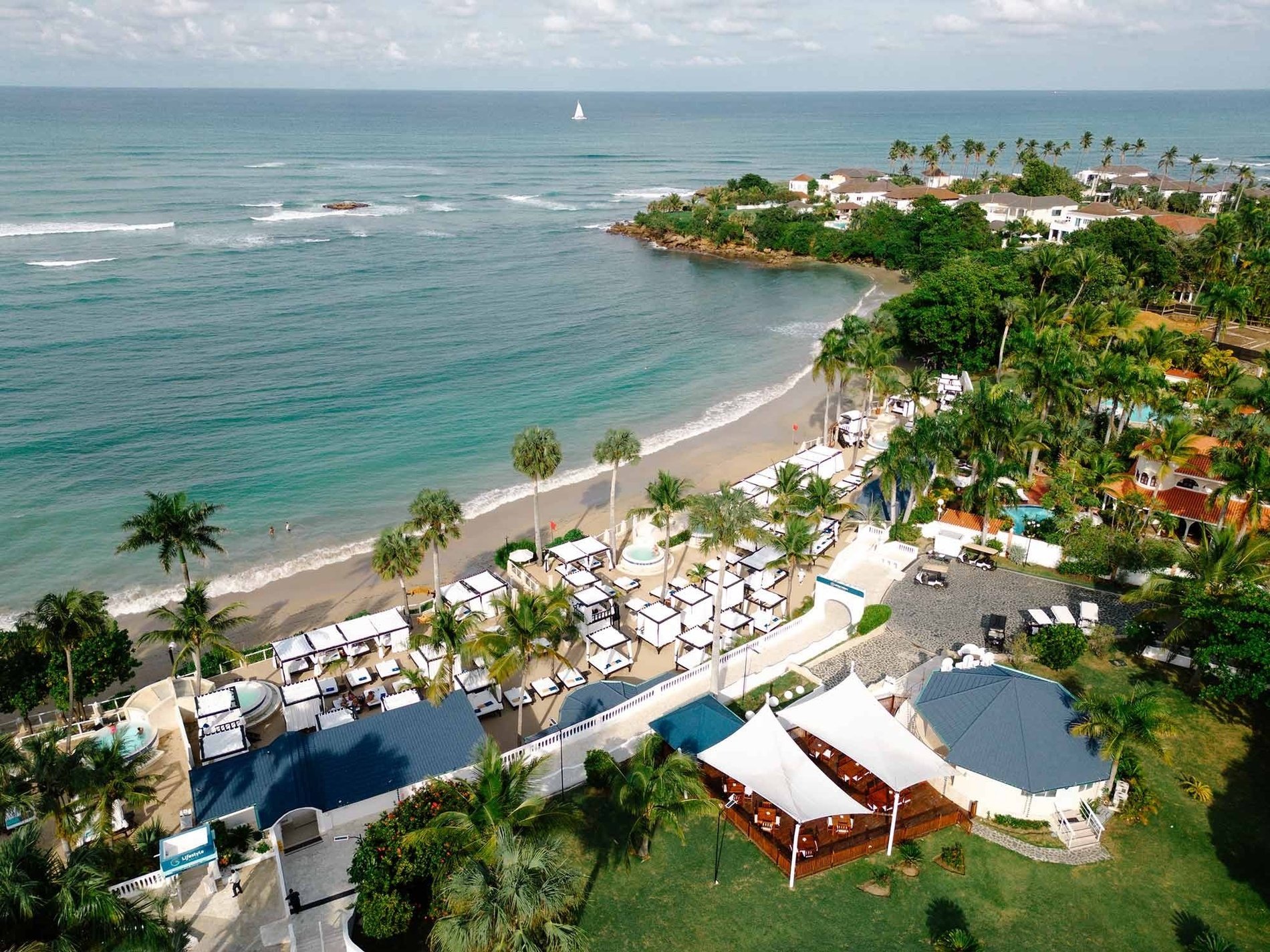 un hombre y una mujer se relajan en una piscina en un resort