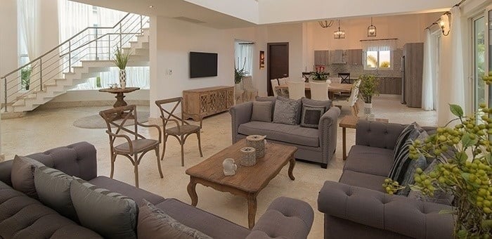 una sala de estar con sofás , mesas , sillas y una televisión .