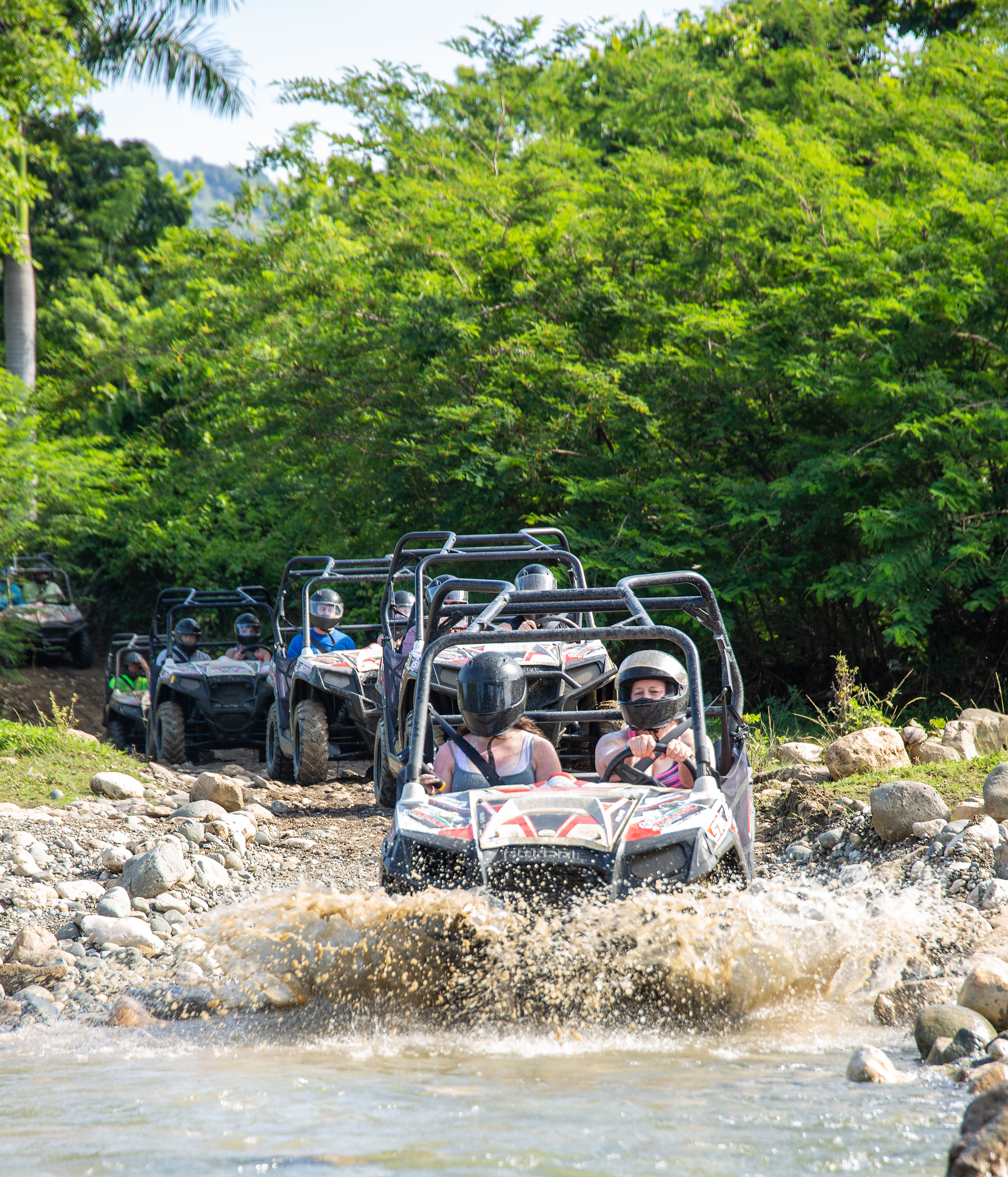 Aventura todoterreno en Monster Buggy por senderos y paisajes naturales en LHVC Resorts: Corpo.