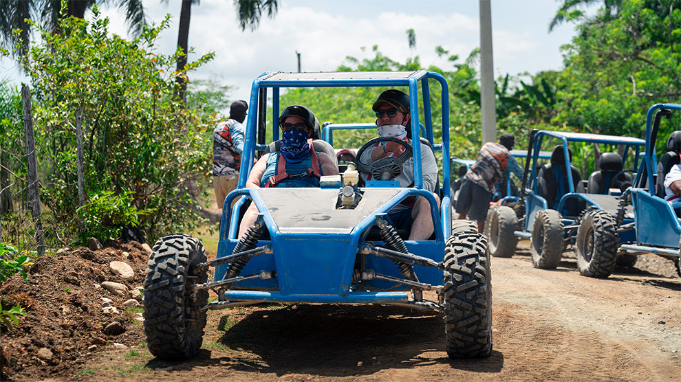 Pareja disfrutando de un tour en buggy todoterreno en el hotel, una aventura LHVC Resorts: Corpo.
