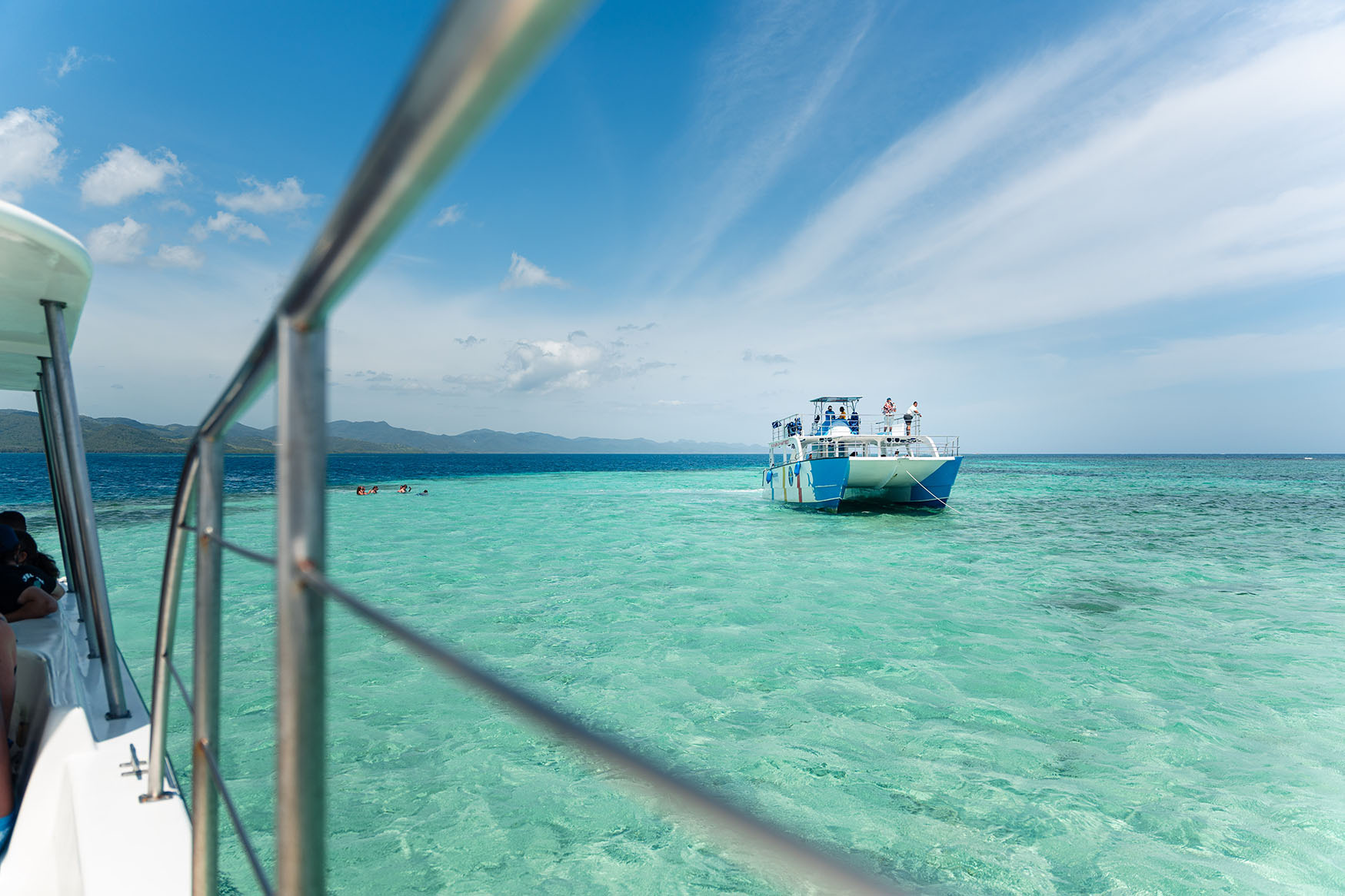 Tour en barco por aguas turquesas con personas nadando y LHVC Resorts: Corpo.