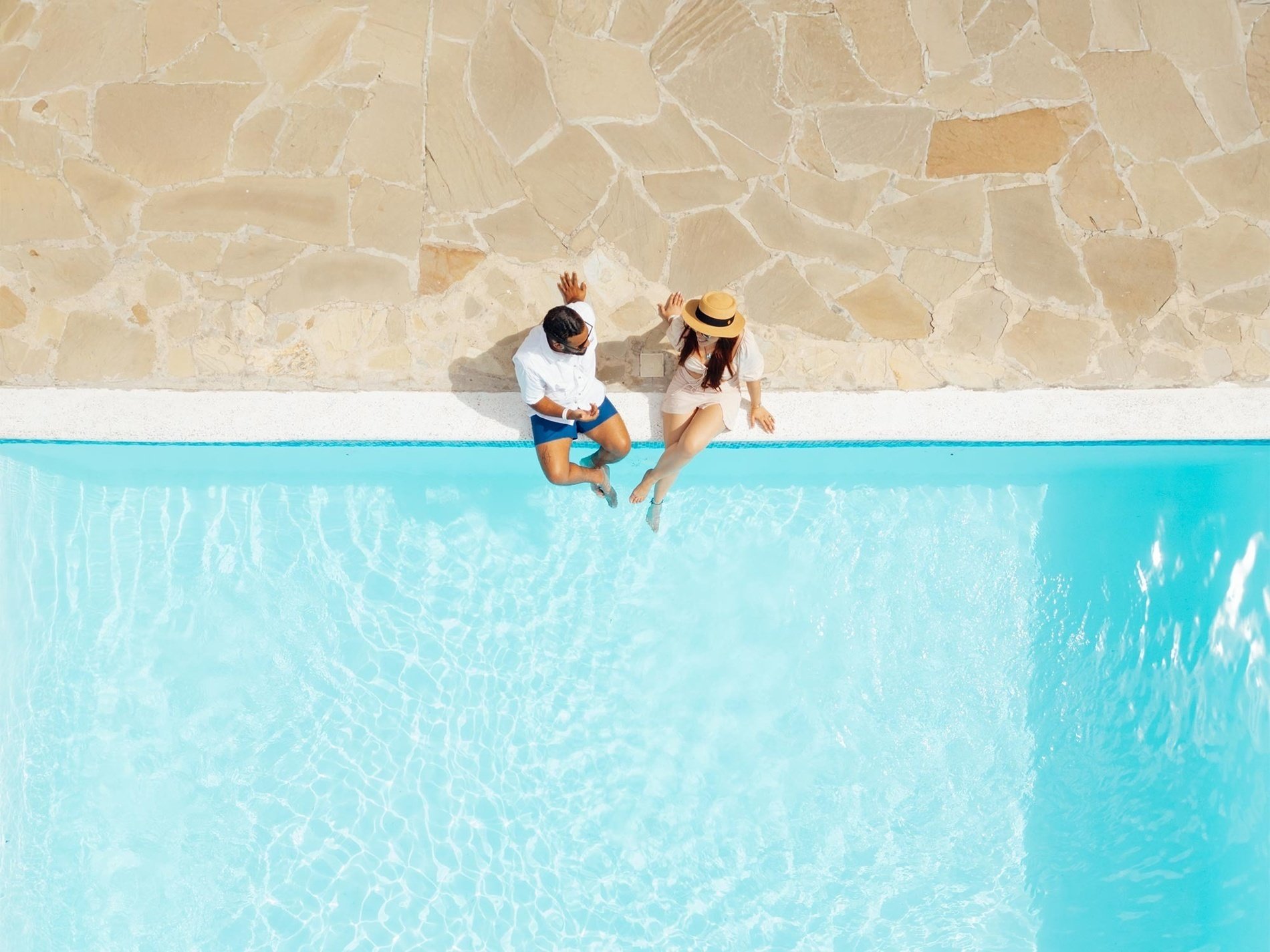 una gran piscina rodeada de palmeras en un resort