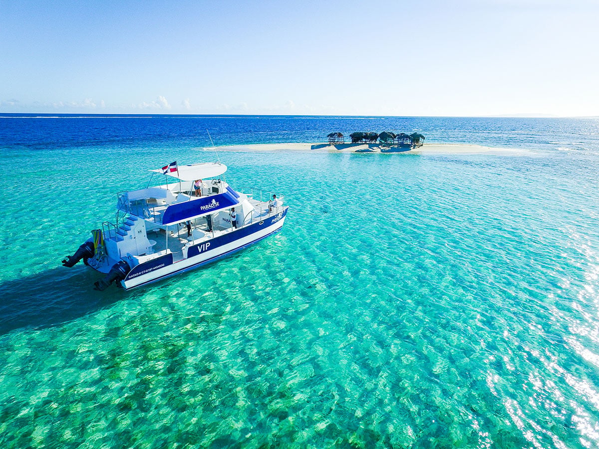 Disfruta de un viaje en barco en LHVC Resorts: Corpo a una isla tropical con aguas cristalinas.