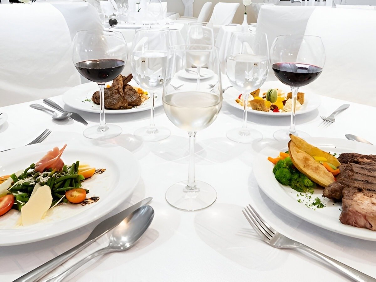 una mesa con un plato y cubiertos y un menú de comida mexicana
