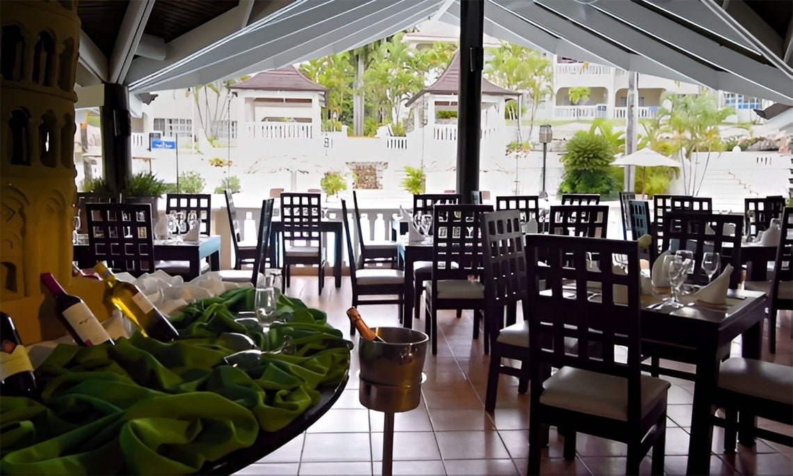 una mesa con un plato y cubiertos y un menú de comida mexicana