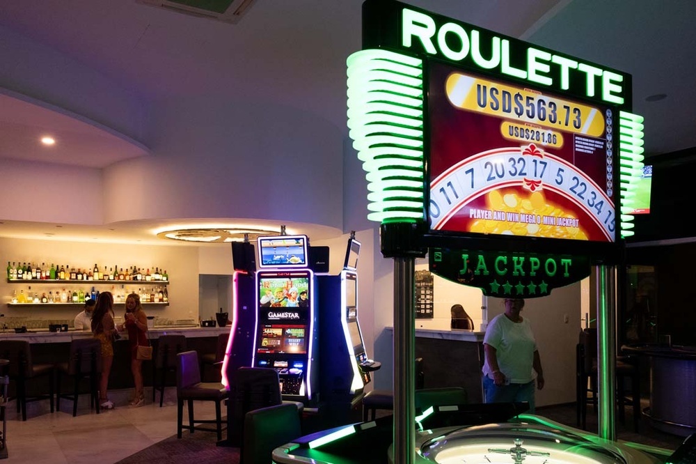 LHVC Resorts: Corpo casino with roulette, slot machines, and bar.