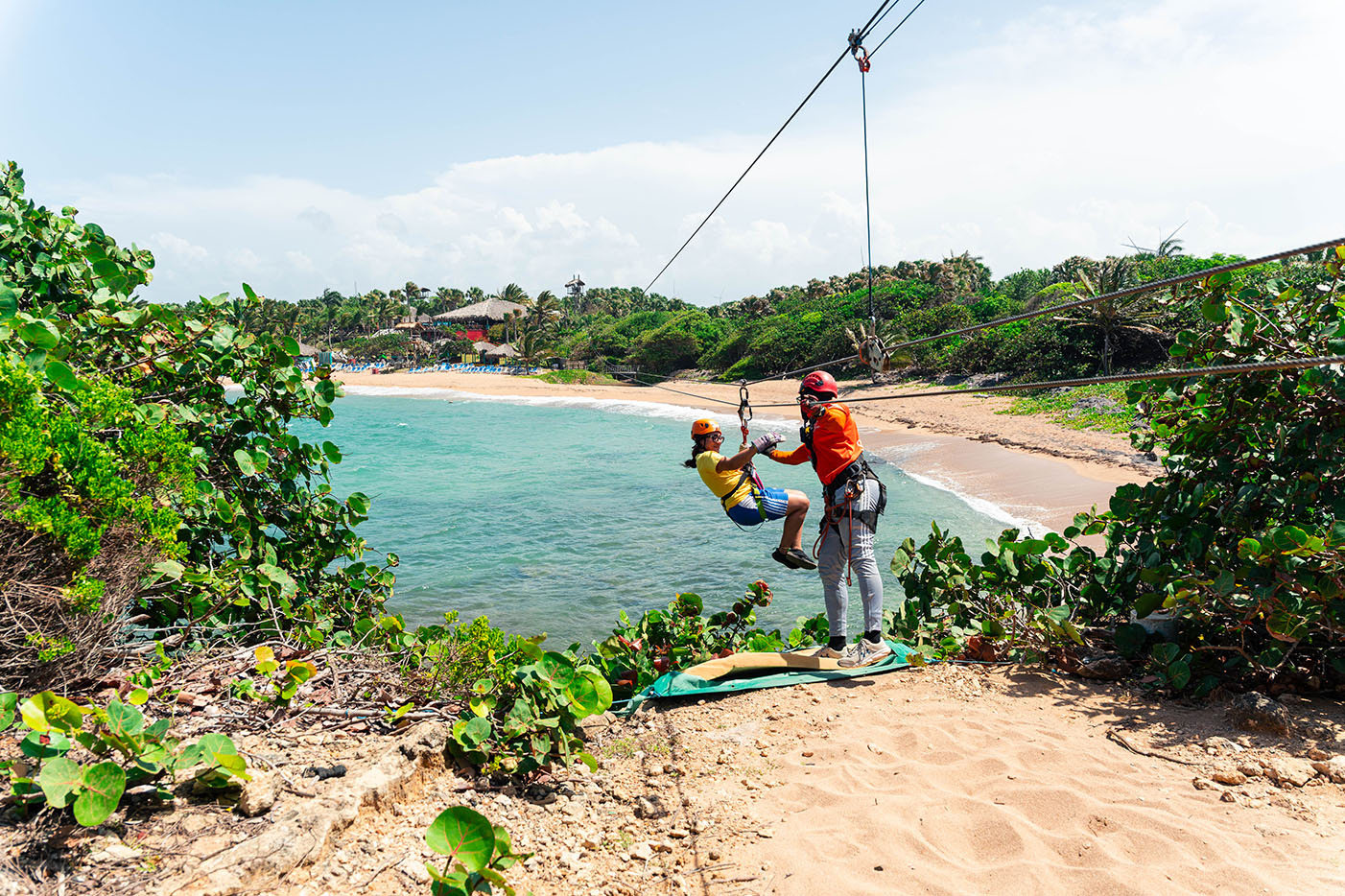 Aventura en tirolesa sobre el mar Caribe LHVC Resorts: Corpo en un hotel tropical.