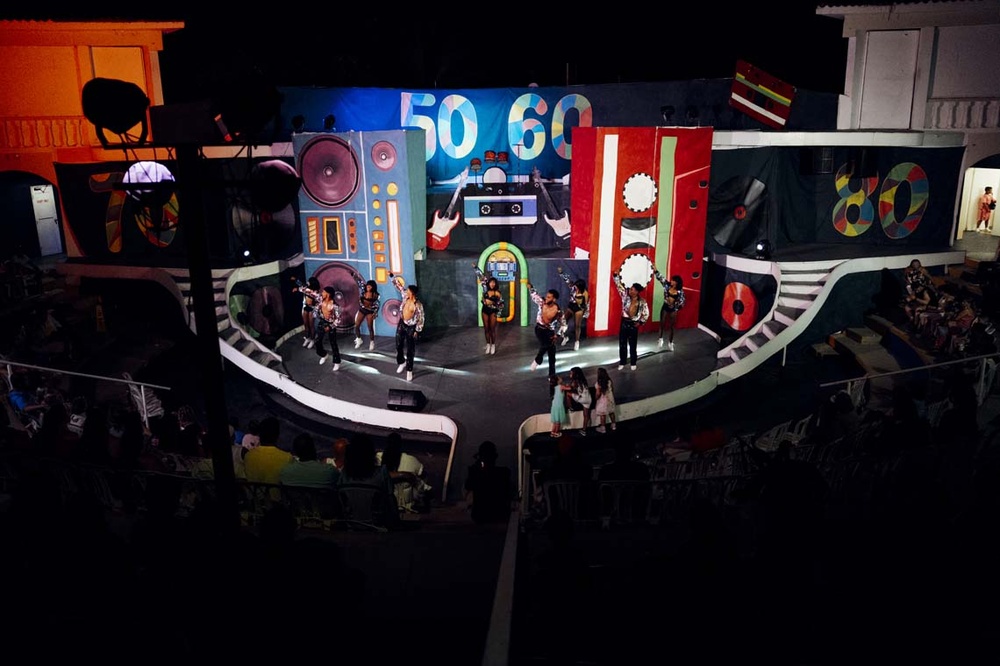 LHVC Resorts: Corpo disco 70s, 80s show. Vibrant atmosphere and music.