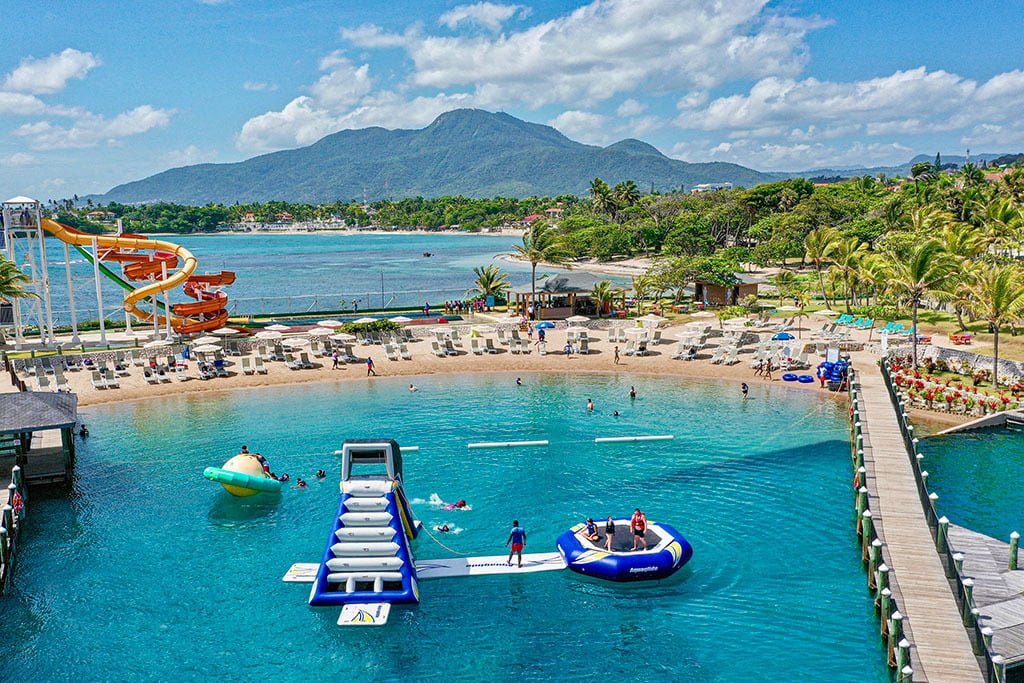 Parque acuático en la playa con toboganes, inflables acuáticos y tumbonas en LHVC Resorts: Corpo.