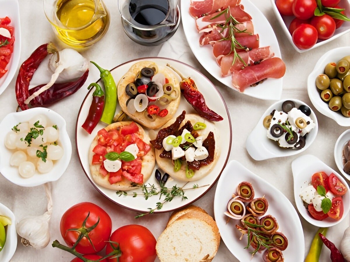 una mesa con un plato y cubiertos y un menú de comida mexicana