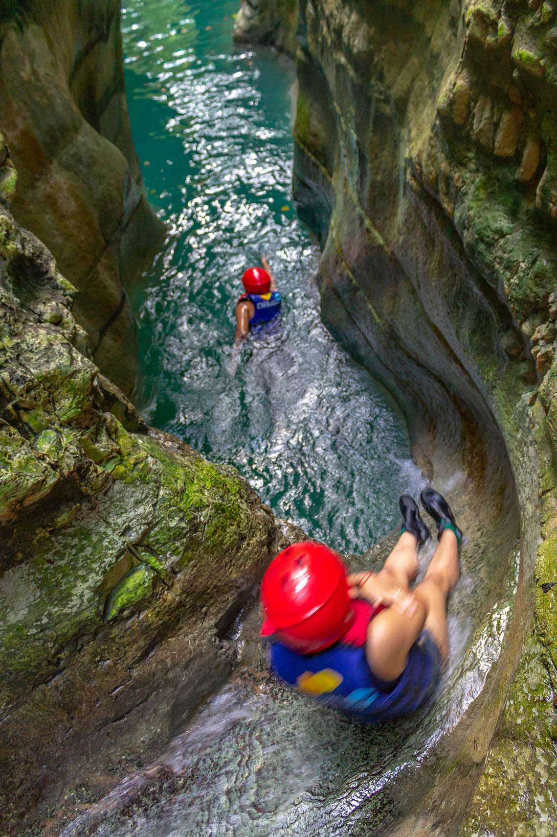 Canyon adventura con 'LHVC Resorts: Corpo', tobogán natural en aguas turquesas.