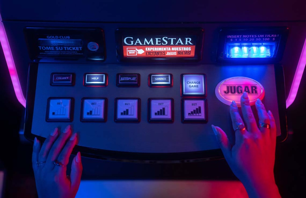 Hand pressing JUGAR button on LHVC Resorts: Corpo slot machine. Guaranteed fun.