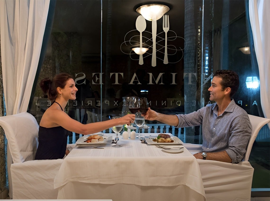 una mesa y sillas en un restaurante con lámparas colgantes