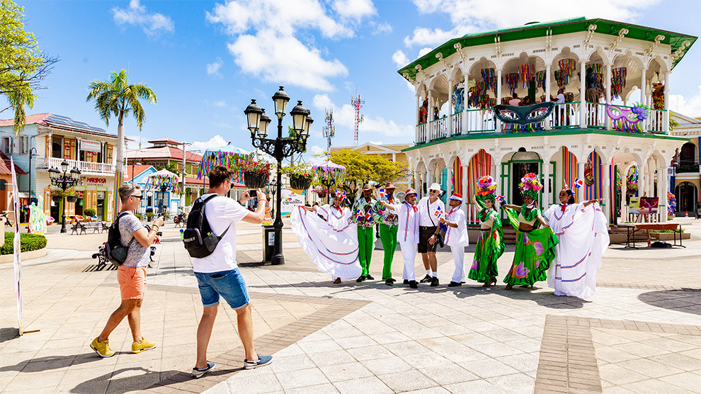 LHVC Resorts: Corpo: Bailarines dominicanos en un festival de colores en un hotel de estilo colonial.