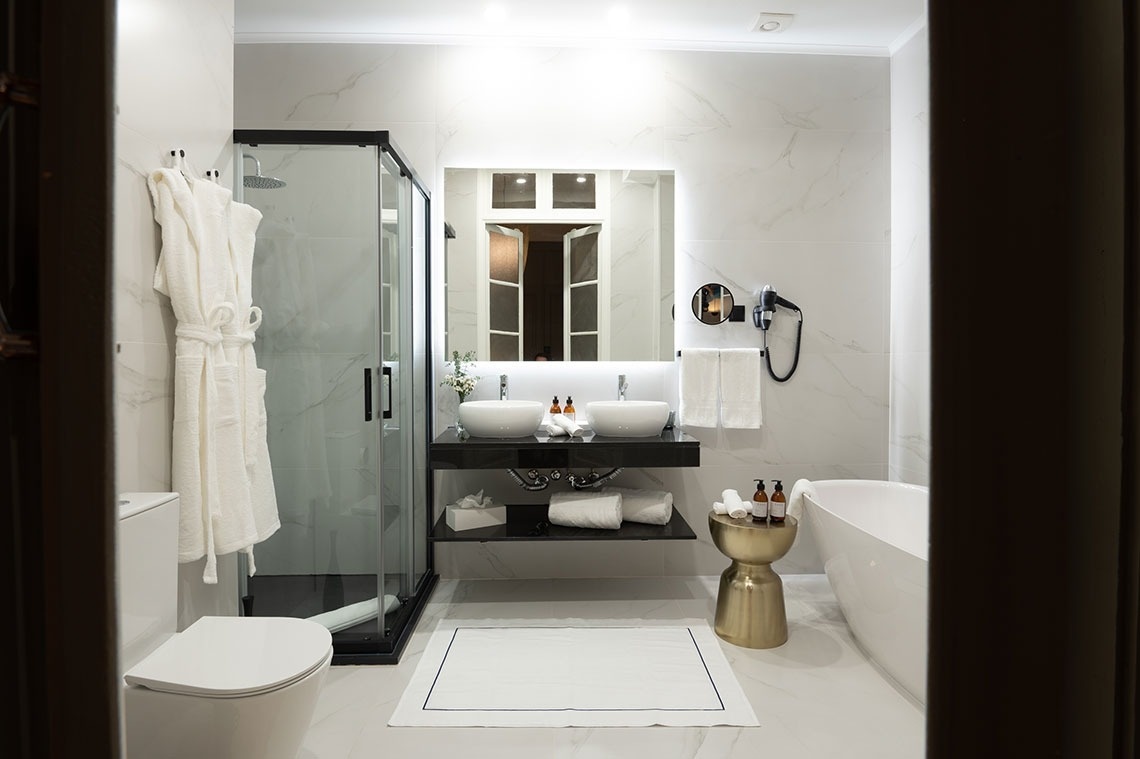 a bathroom with two sinks and a bathtub