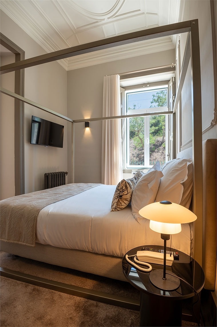 una habitación con una cama con dosel y una ventana