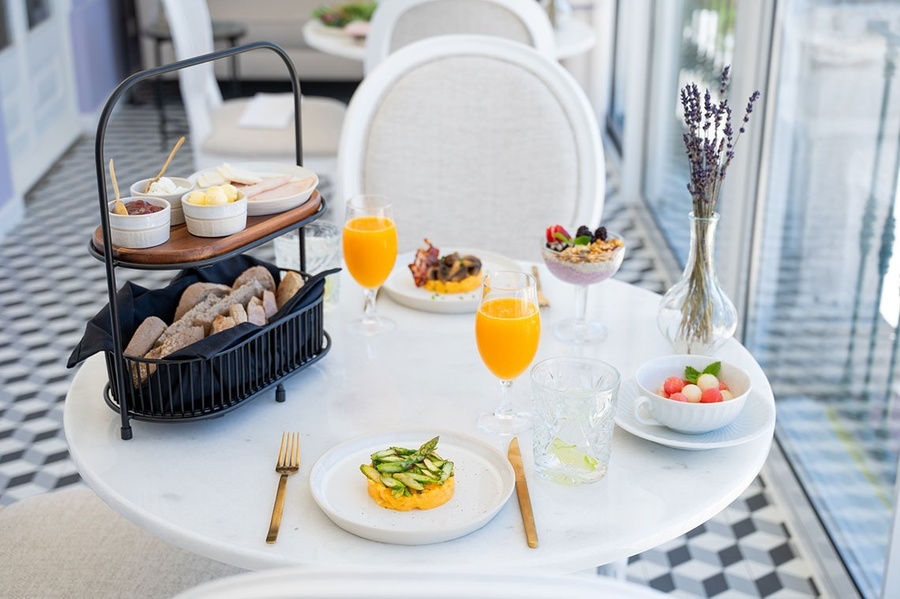 una mesa con platos y vasos de jugo de naranja