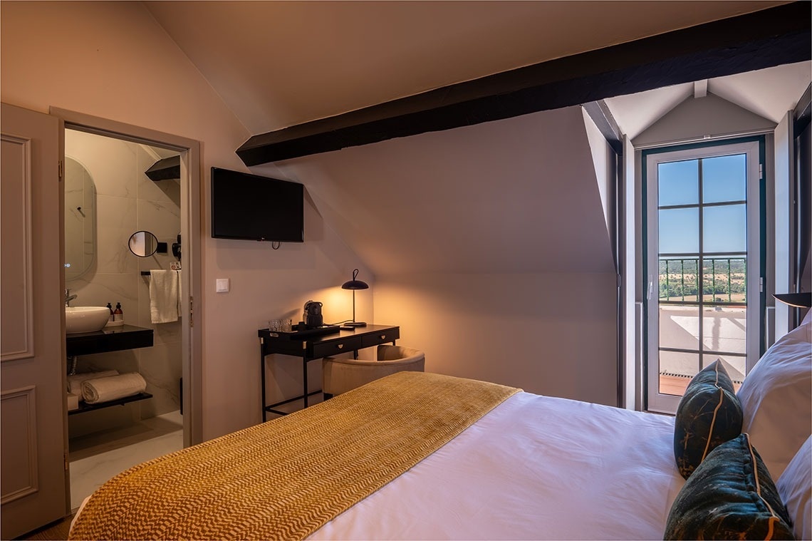 um quarto de hotel com cama , mesa e televisão