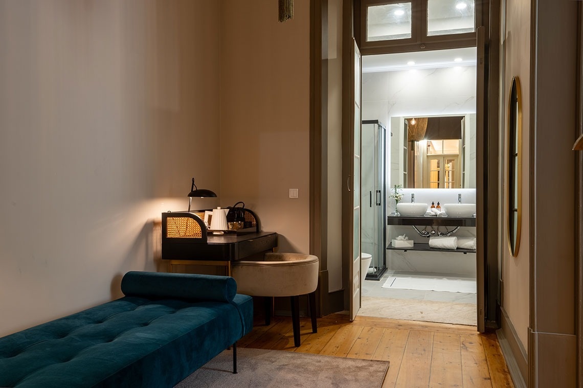 a bathroom with two sinks and a mirror