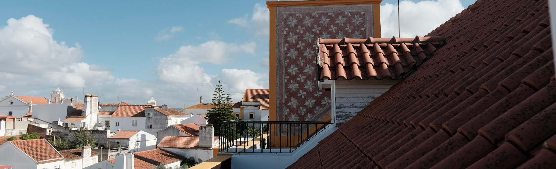 o telhado de uma casa tem um padrão geométrico