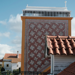 un edificio con un patrón de flores en la pared