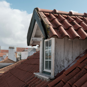 um quarto com uma cama e uma janela com vista para uma varanda