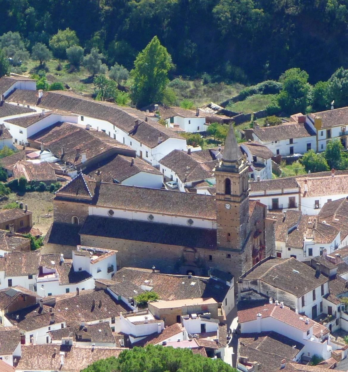 una vista aérea de un pequeño pueblo con una iglesia en el centro