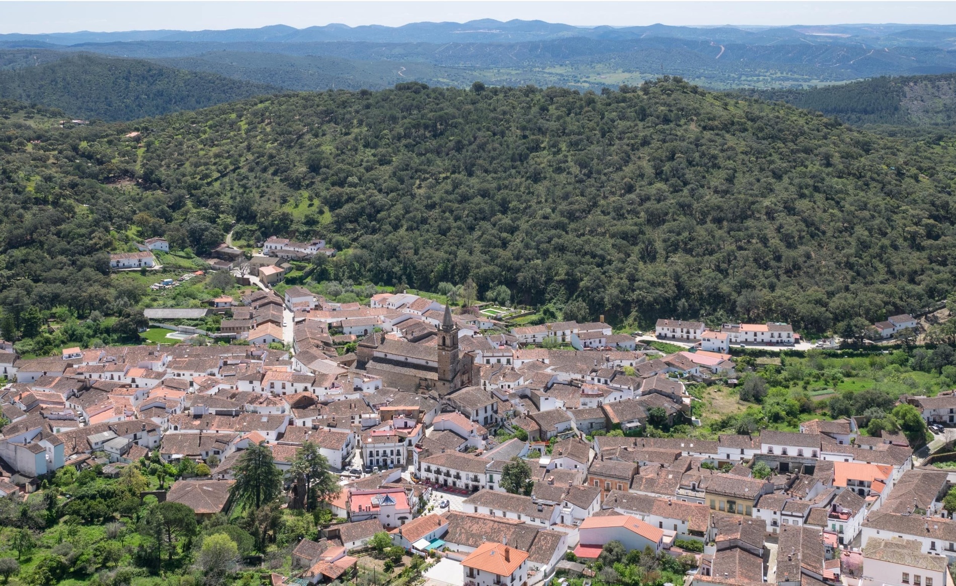 una vista aérea de un pequeño pueblo rodeado de montañas