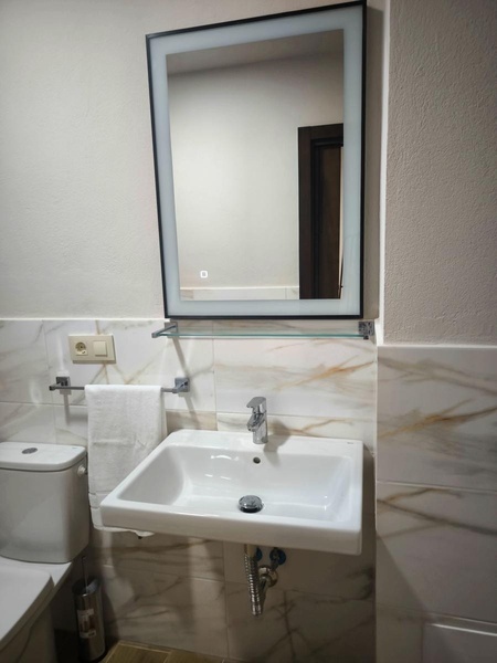 un lavabo y un espejo en un baño