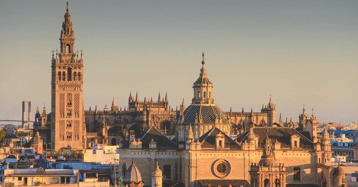 una sala de estar con sillas naranjas y una mesa de mármol