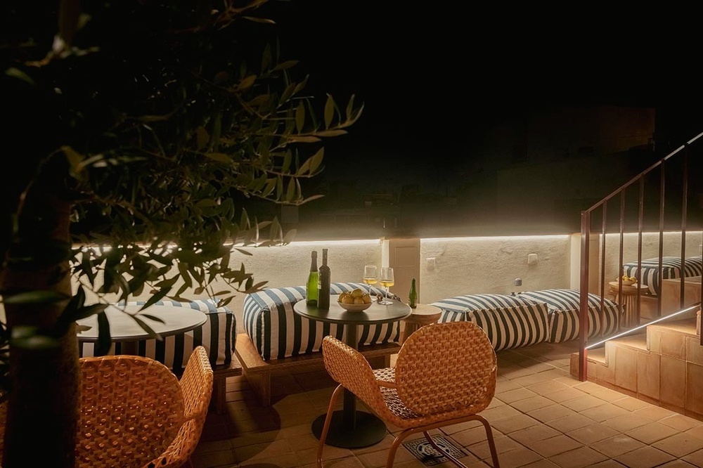 una mesa con una botella de vino y dos copas sobre ella