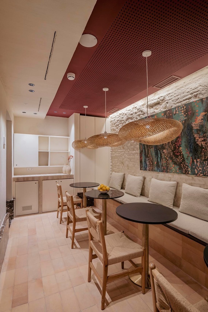 una habitación con mesas y sillas y un techo rojo